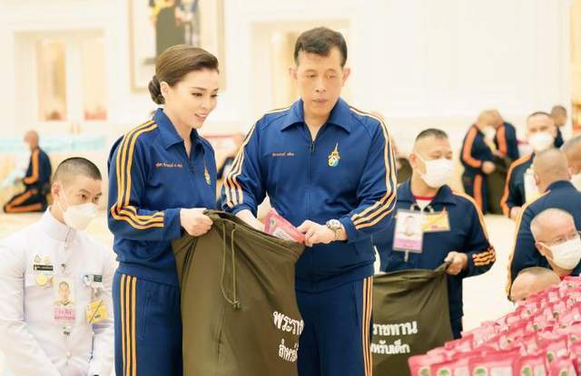 泰王夫妇又秀恩爱，一起换上蓝色运动情侣装，夫唱妇随好甜蜜