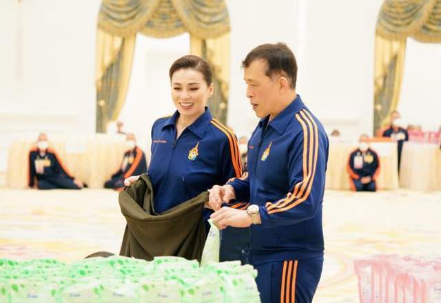 泰王夫妇又秀恩爱，一起换上蓝色运动情侣装，夫唱妇随好甜蜜