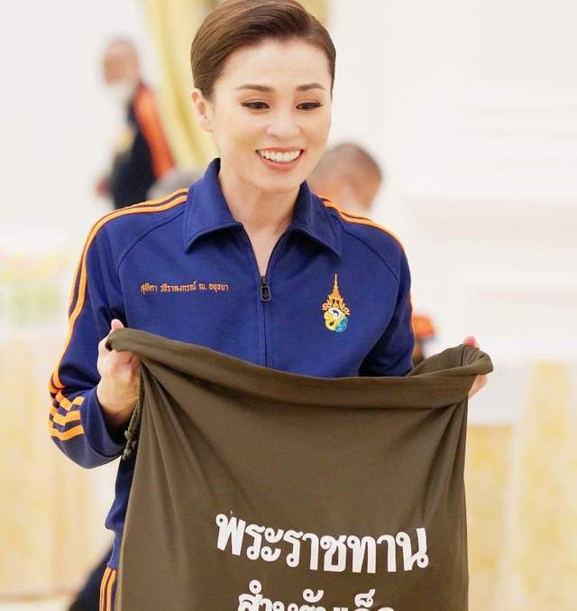 泰王夫妇又秀恩爱，一起换上蓝色运动情侣装，夫唱妇随好甜蜜