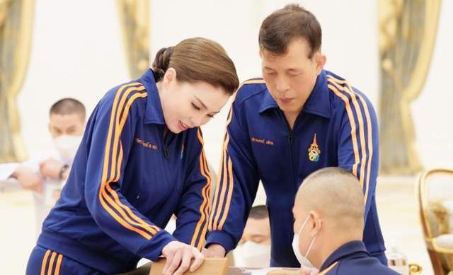 泰王夫妇又秀恩爱，一起换上蓝色运动情侣装，夫唱妇随好甜蜜