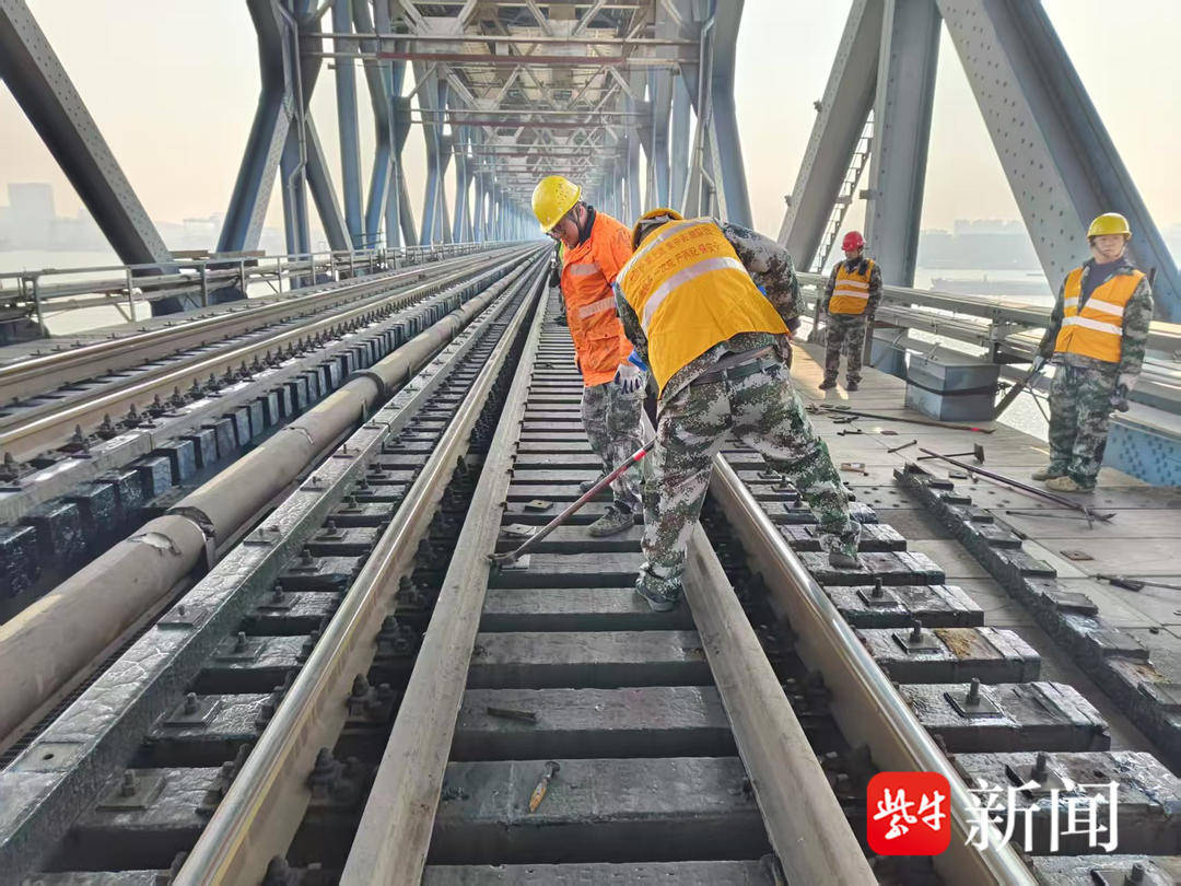 南京长江大桥启动2025年集中维修 将在38天内更换880根木桥枕