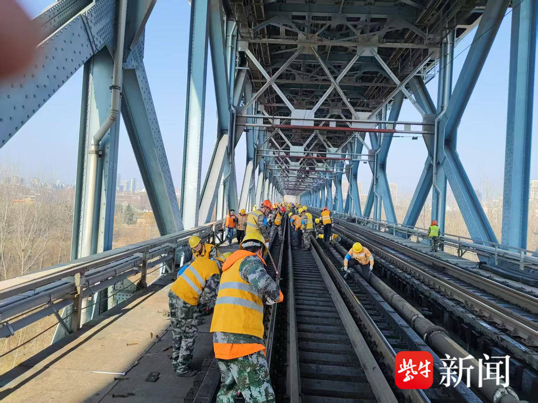 南京长江大桥启动2025年集中维修 将在38天内更换880根木桥枕
