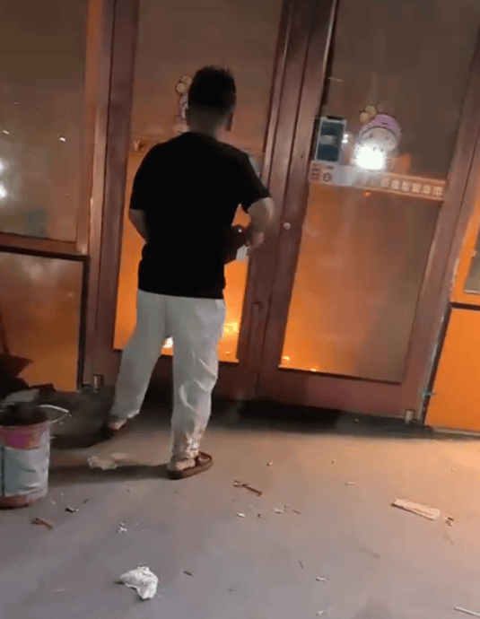 山东菏泽一男子去买奶茶顺道破门灭了个火：举手之劳，店主事后已道谢