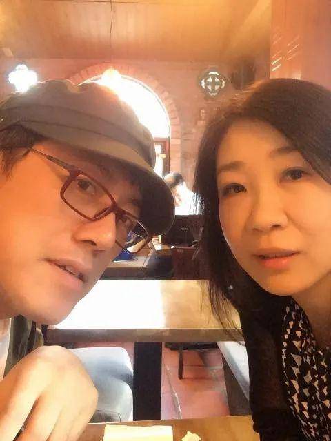58岁歌手张宇病后满头银发身形消瘦引担忧，经纪人回应