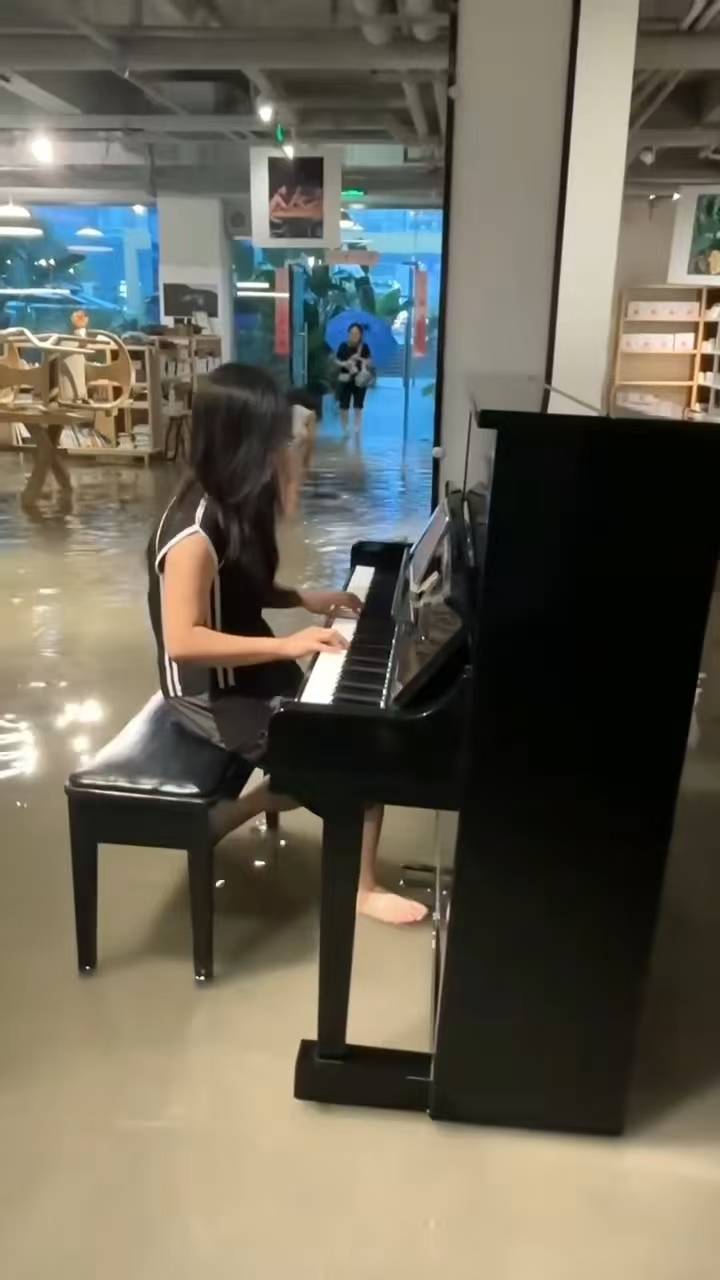 成都人的浪漫！一书院暴雨中被淹，女生光脚踩水里弹钢琴，负责人：苦中作乐