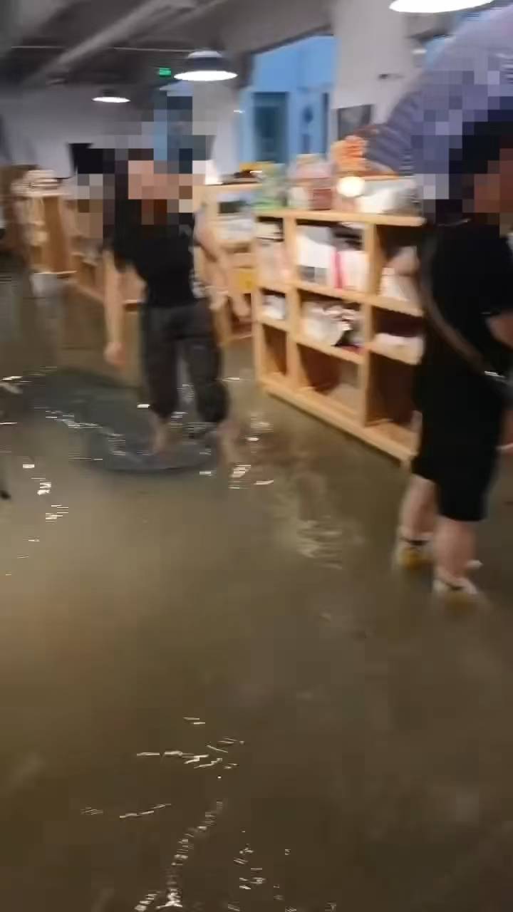 成都人的浪漫！一书院暴雨中被淹，女生光脚踩水里弹钢琴，负责人：苦中作乐