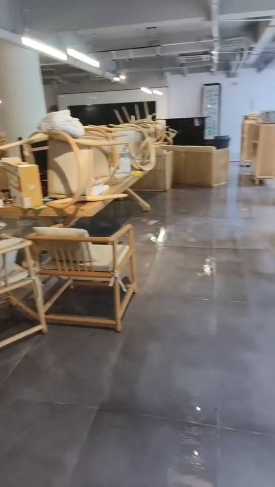 成都人的浪漫！一书院暴雨中被淹，女生光脚踩水里弹钢琴，负责人：苦中作乐