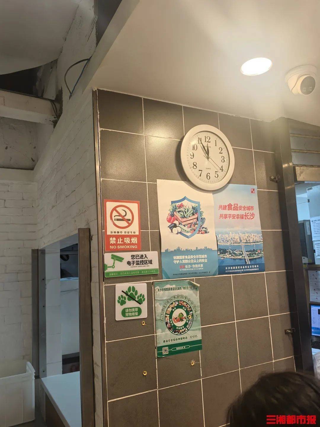 长沙一女顾客劝阻吸烟被怼，投诉后全部门店整改禁烟