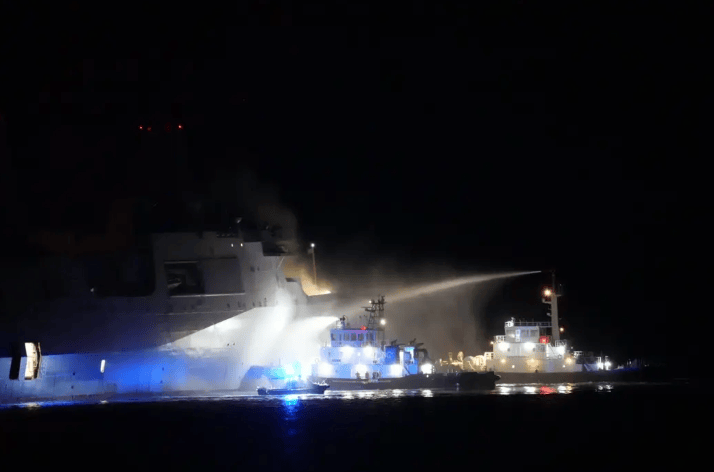 美军两栖船坞登陆舰烧了15小时，美军早早宣称火已扑灭，日方称还没灭
