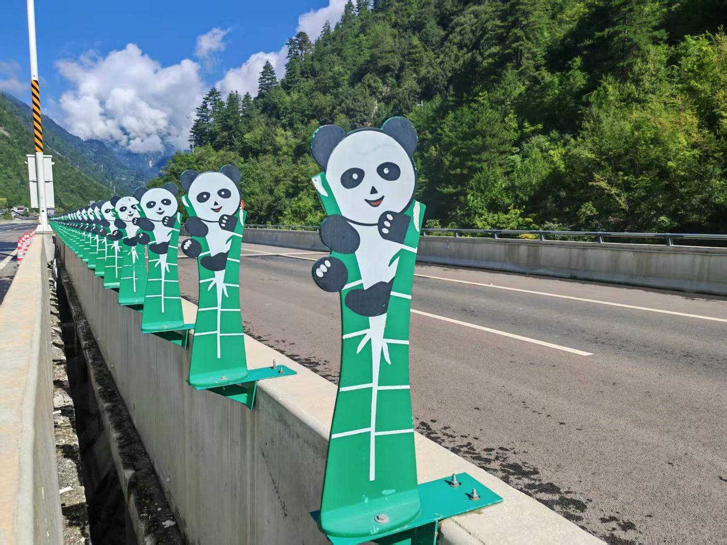 九绵高速熊猫防眩板引争议，网友称眼睛看花！公司回应：夜间或雾天可屏蔽对向车灯眩光保安全