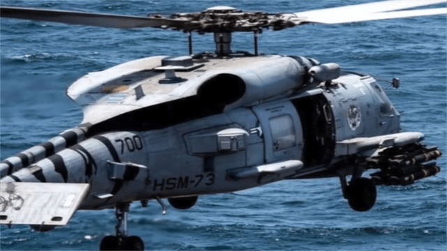 真以为南海这么好闯？美航母对华包抄，谁料1小时内2架军机坠海