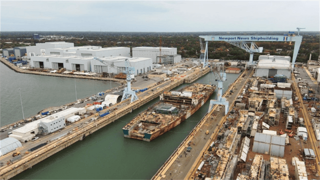 真以为南海这么好闯？美航母对华包抄，谁料1小时内2架军机坠海