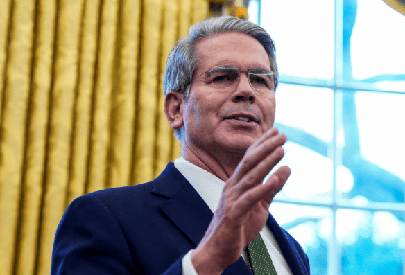 稀土管制延期一年，美方放弃对华加征100%关税，贝森特等不及公布成果，谁赢了，谁输了？