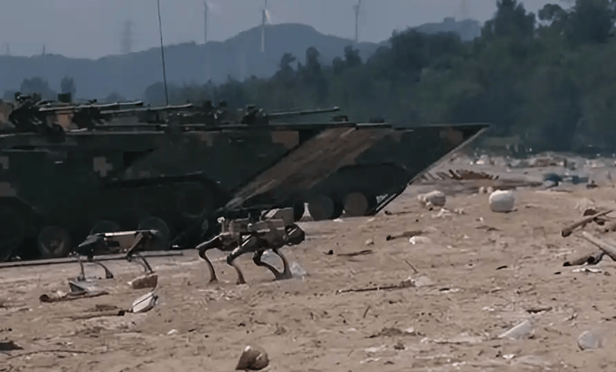 解放军“机器狼”投入台海,集群抢滩动作丝滑