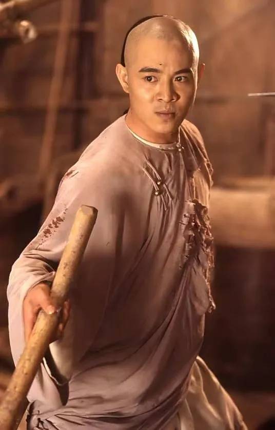 李连杰脱衣展示无疤痕上身,辟谣“换心脏”传闻,此前曾因颈部良性肿块接受手术切除