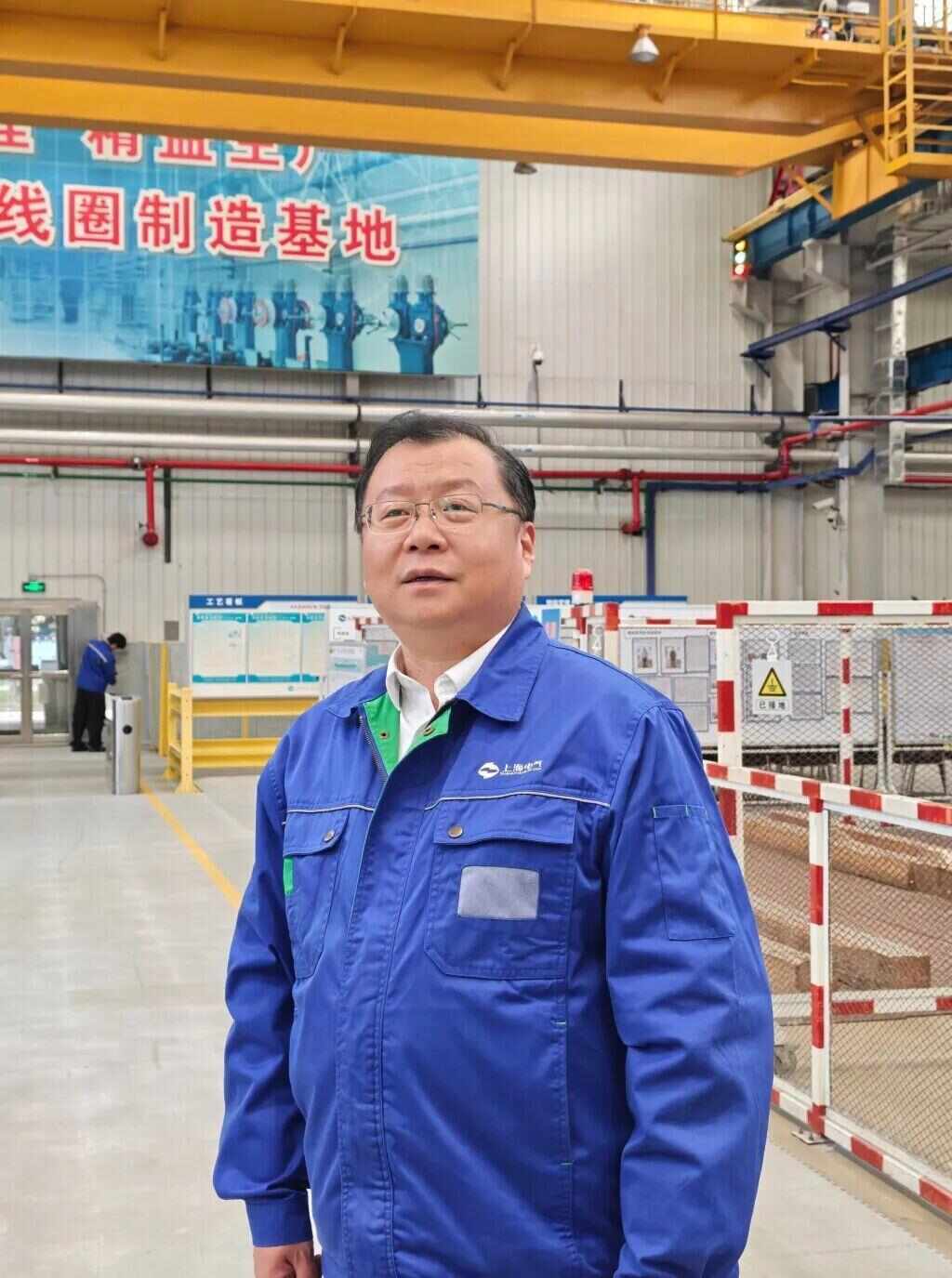 “大叔不理解但照做”走红 本人回应:被氛围感染后就加入了