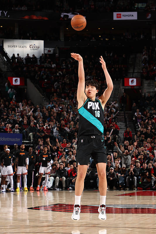 NBA:詹姆斯复出湖人大胜爵士,杨瀚森9分开拓者不敌太阳