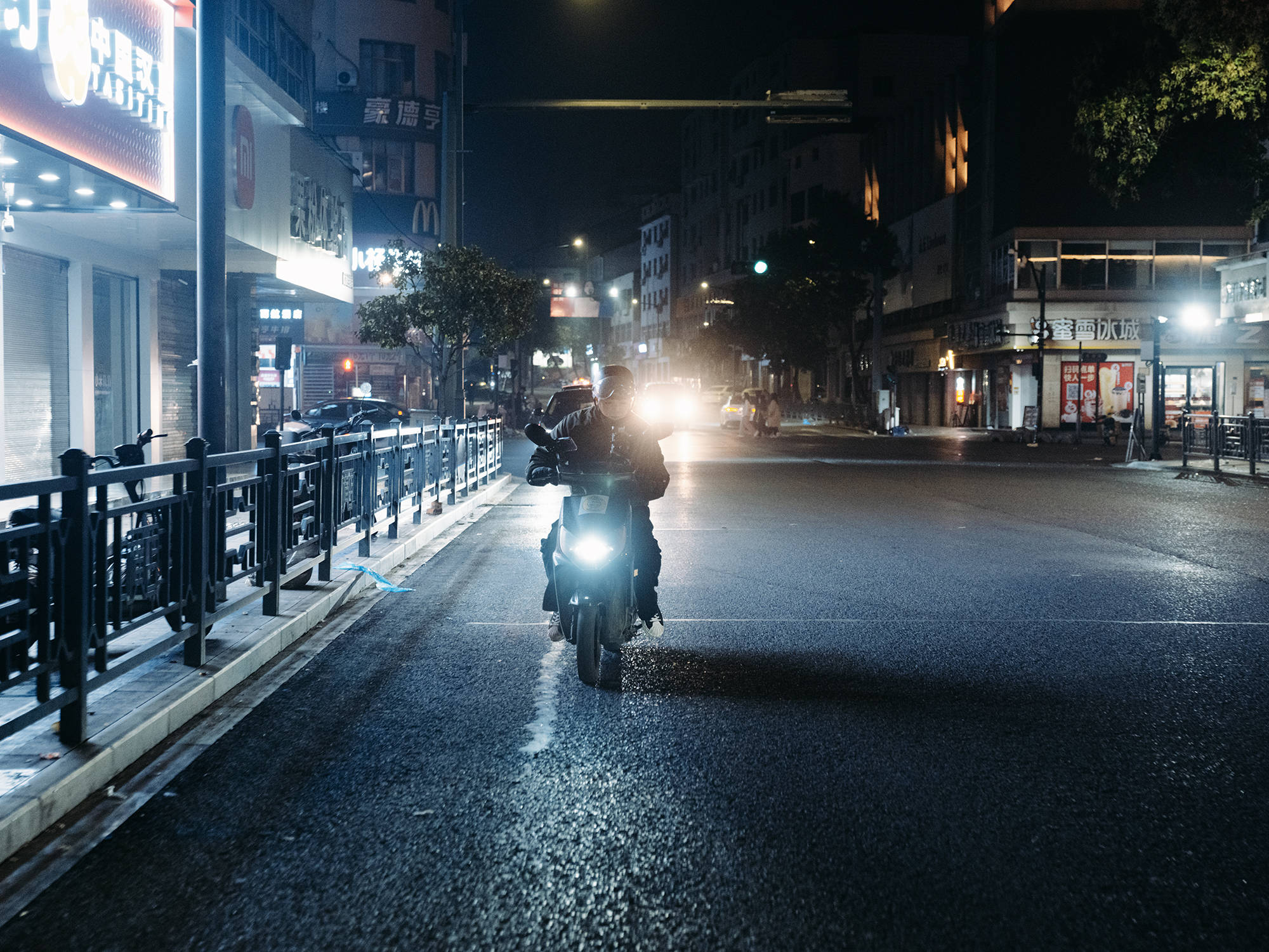 工人父母砸20万培养 00后演员没戏拍送外卖