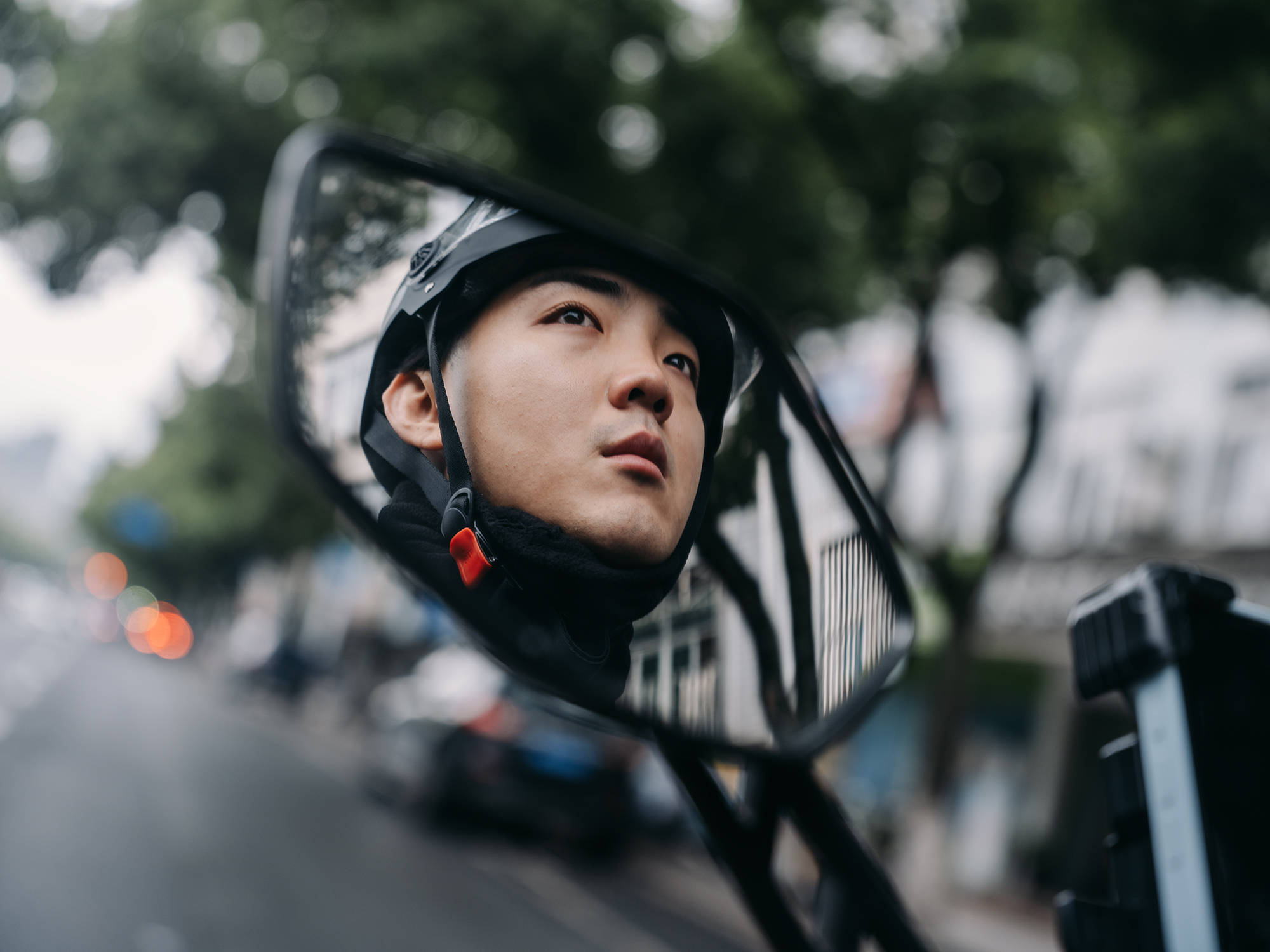 工人父母砸20万培养 00后演员没戏拍送外卖